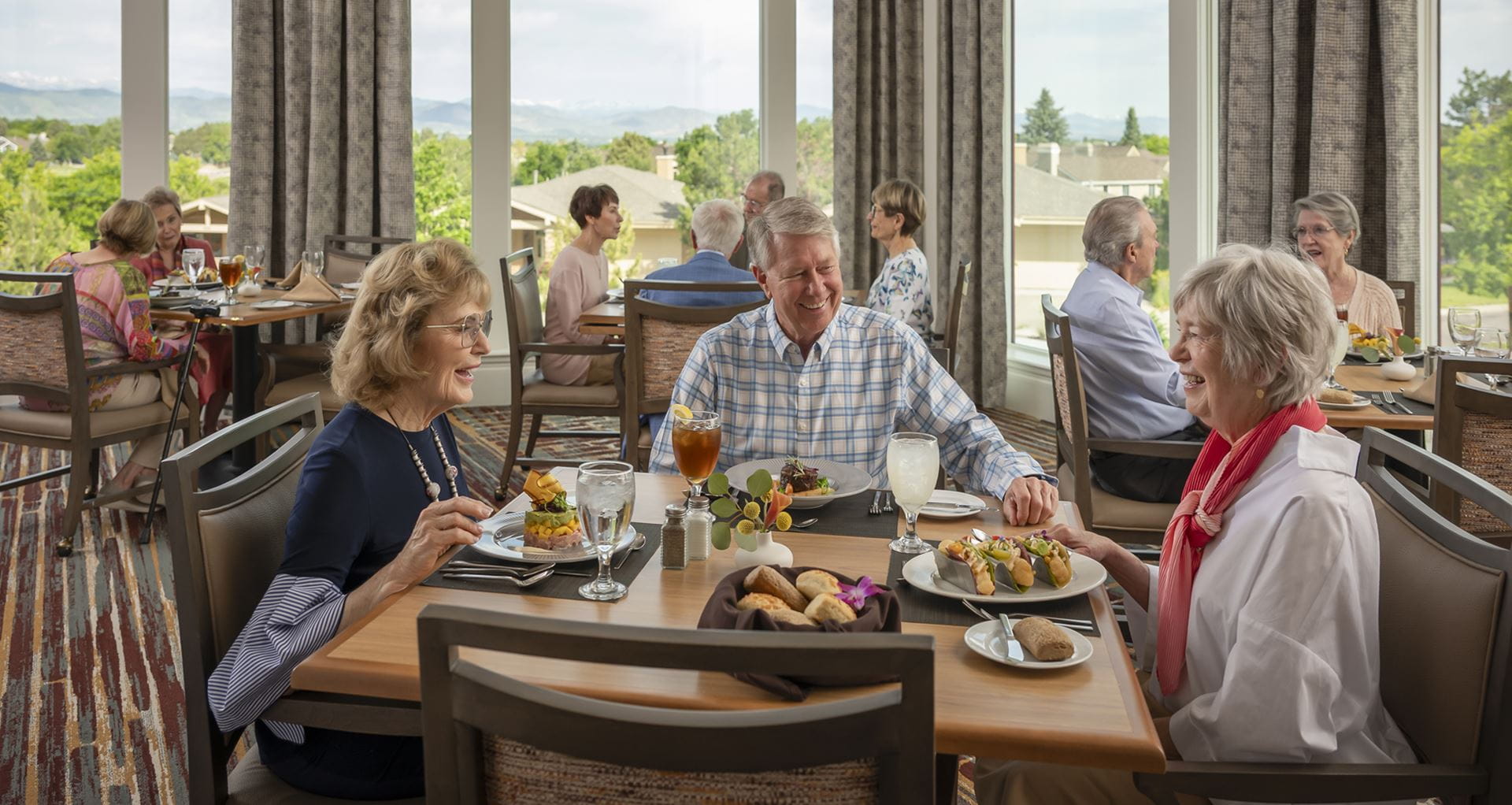 Residents enjoy a meal together at Vi at Highlands Ranch.
