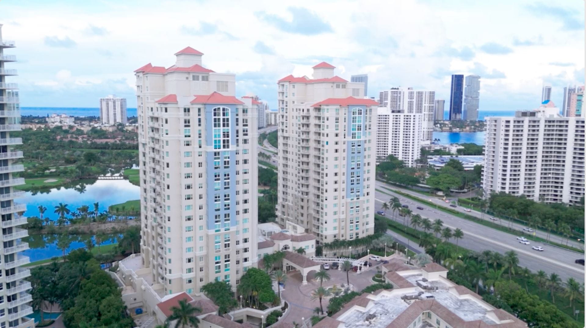 Vi at Aventura exterior.