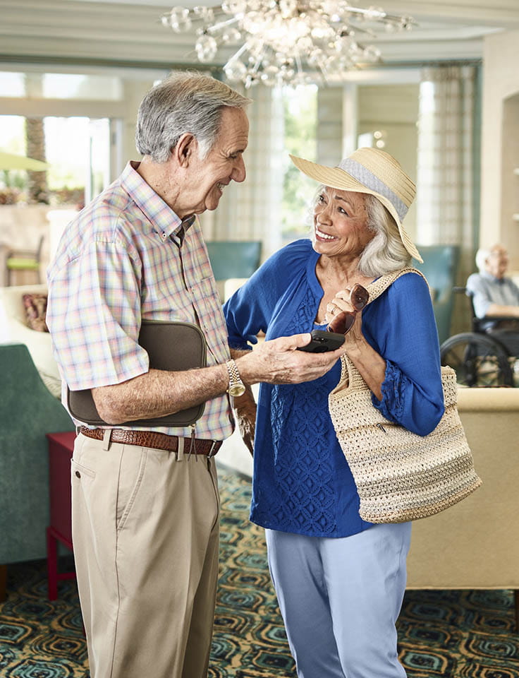 Man and woman talking and laughing in Vi at Aventura common living space