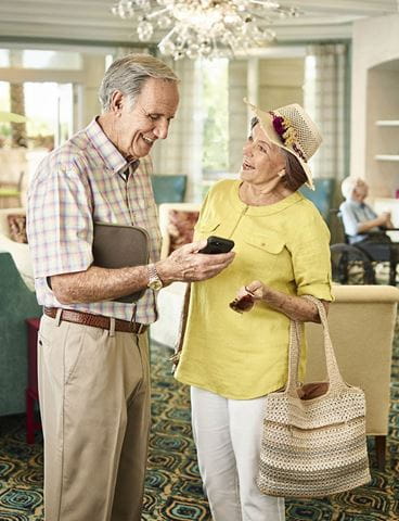 Man and woman talking in Vi at Aventura common living space