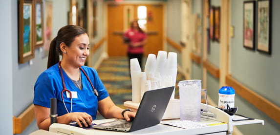 A Vi nurse at a station.